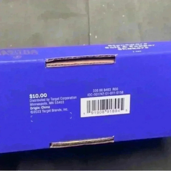 Black and white ceramic salt and pepper shakers set. - Picture 2 of 6